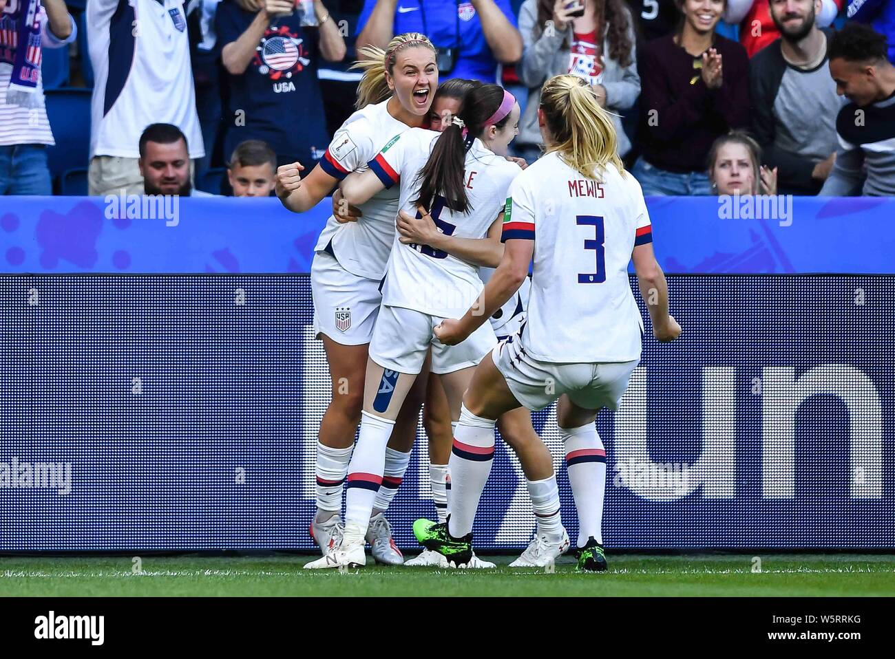 Lindsey Horan, centro degli Stati Uniti donna National Soccer team festeggia con i suoi compagni di squadra dopo il punteggio contro la Svezia donne footb nazionale Foto Stock