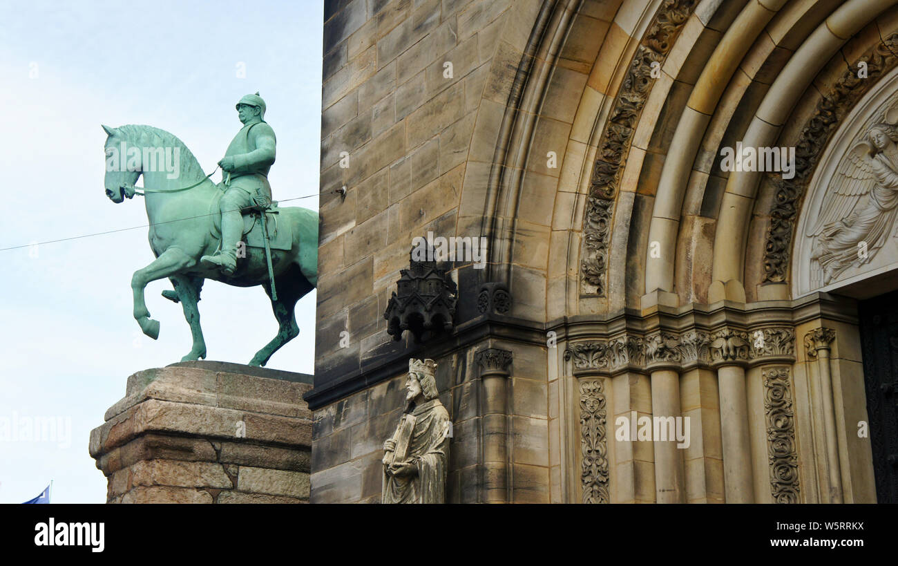 Vista del monumento del Reichskanzler Otto von Bismarck a cavallo nei pressi del Duomo di San Pietro, Brema, Germania Foto Stock