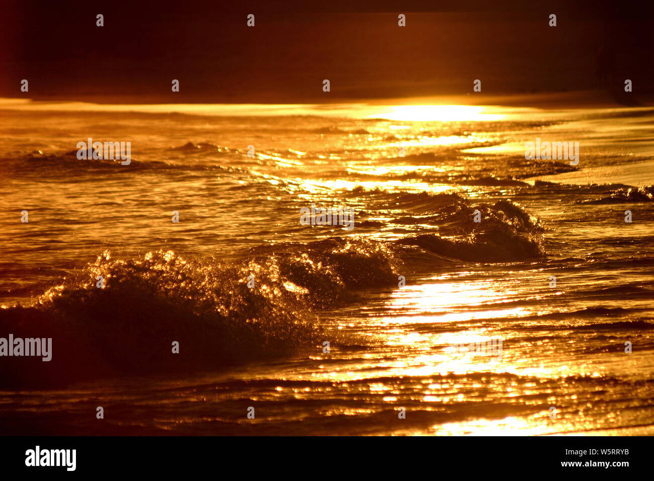 Una scena con onde da Conjola spiaggia al tramonto del tempo. Foto Stock