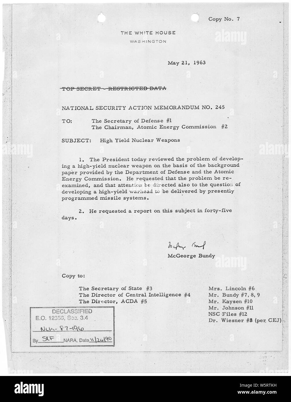 La sicurezza nazionale azione Memorandum n. 245 elevata resa armi nucleari; la portata e il contenuto: Memorandum per il Segretario della Difesa, presidente Commissione per l'energia atomica relativo problema di sviluppo di alta resa arma nucleare. Foto Stock