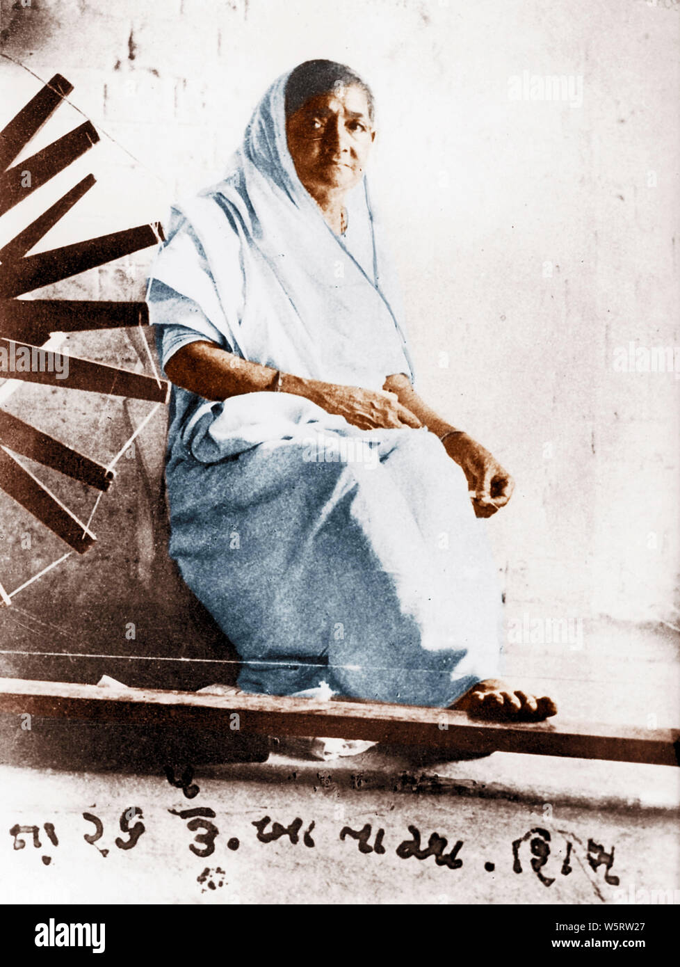 Vecchia foto vintage di Kasturba Gandhi la filatura India Asia 1926 Foto Stock