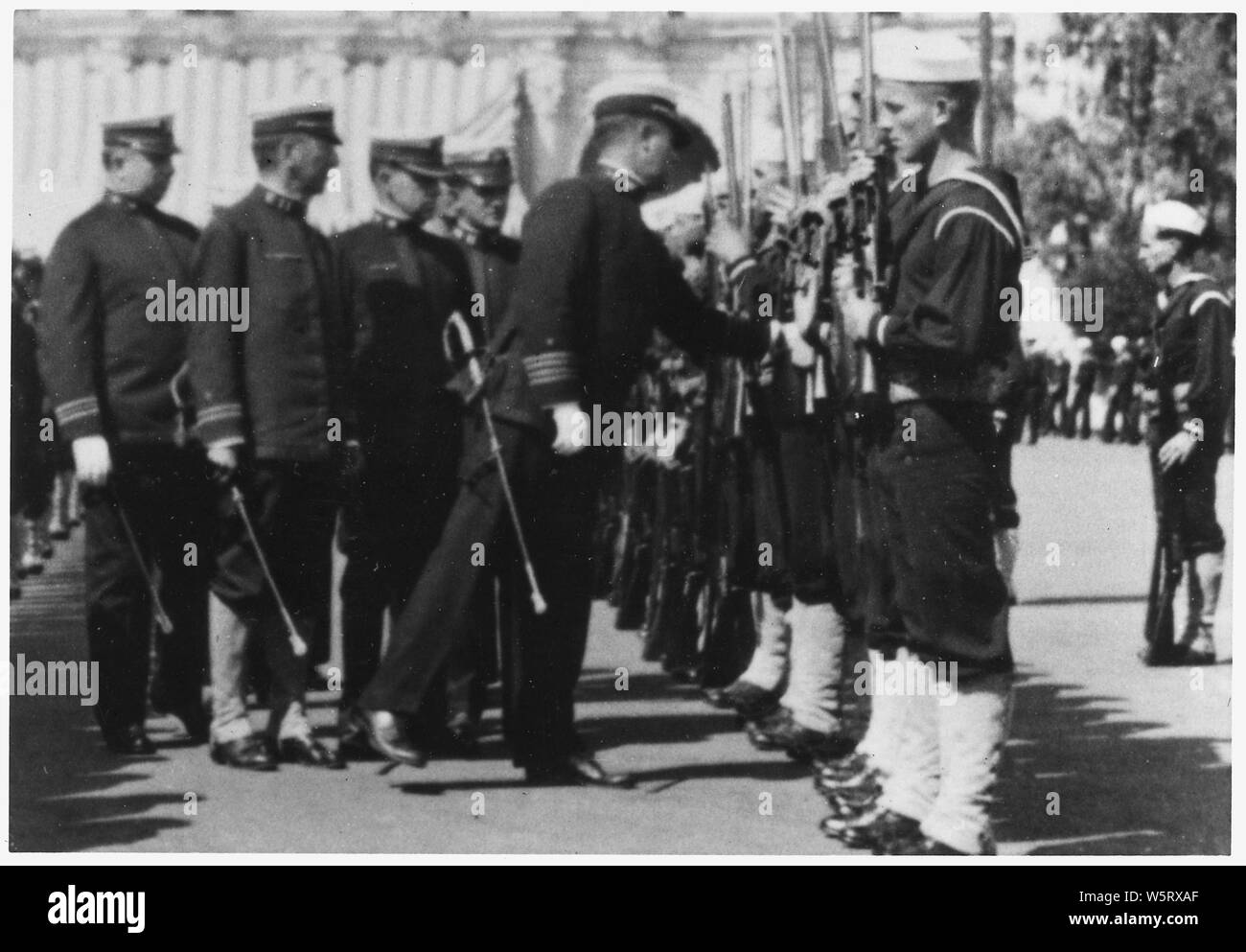 Il personale della marina in parata con gli ufficiali navali conducendo review, U.S. Naval Training Station, San Diego, California. Foto Stock