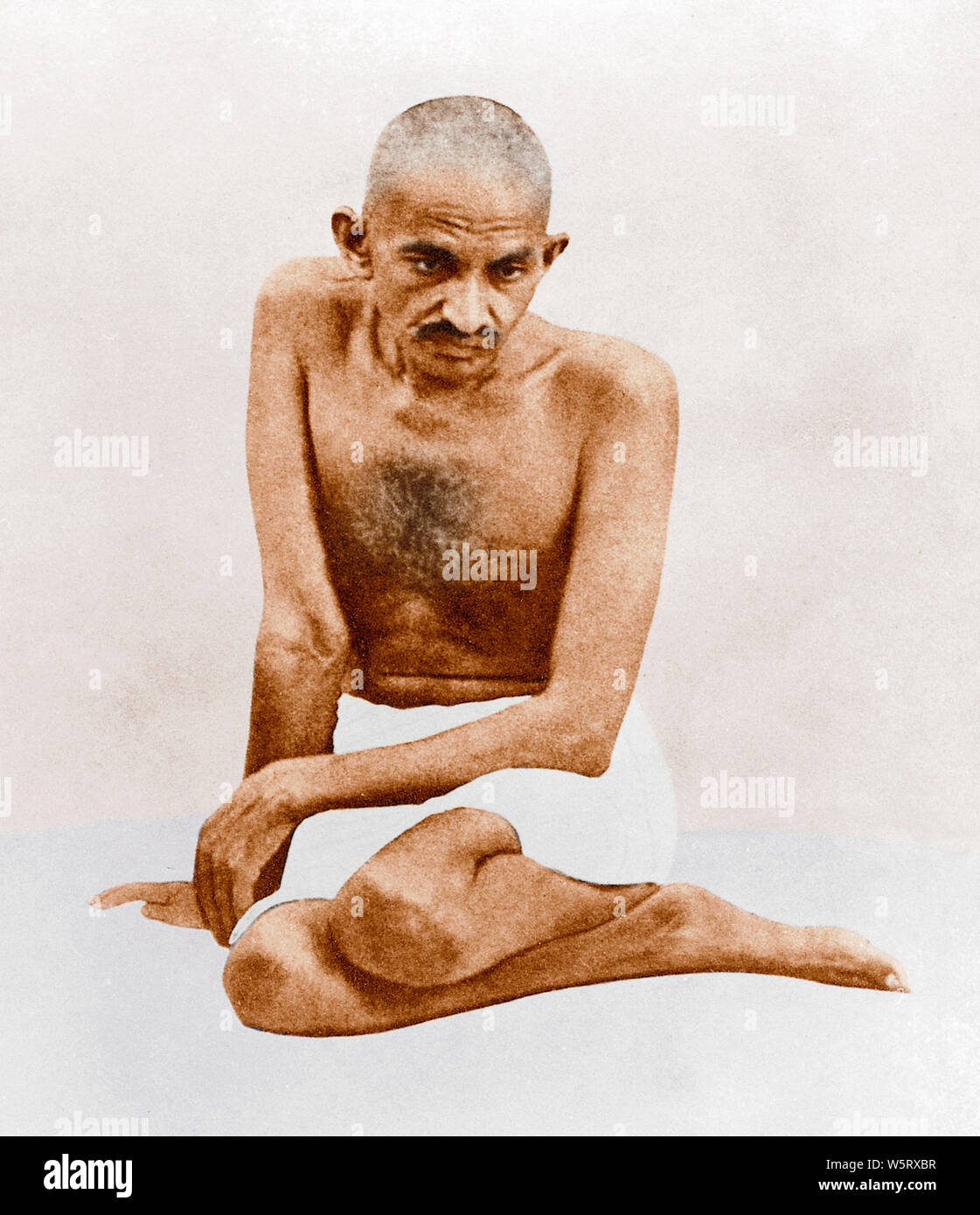 Mahatma Gandhi seduta, India, Asia, 1924, vecchia immagine del 1900 vintage Foto Stock