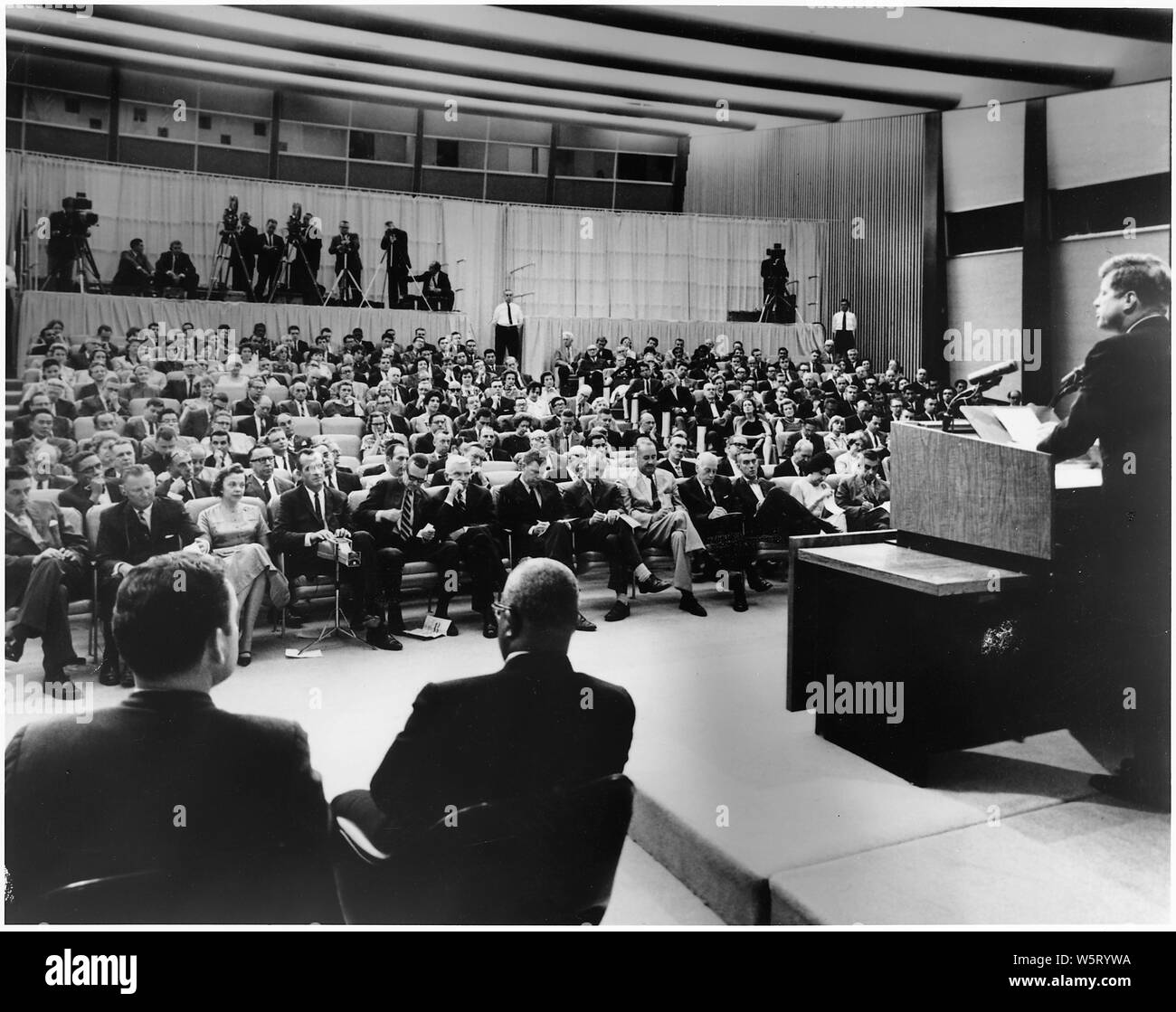 News Conferenza. Premere assistente segretari Malcolm Kilduff, Andrew Hatcher, Presidente Kennedy, membri della stampa. Il Dipartimento di Stato Auditorium, Washington D.C. Foto Stock