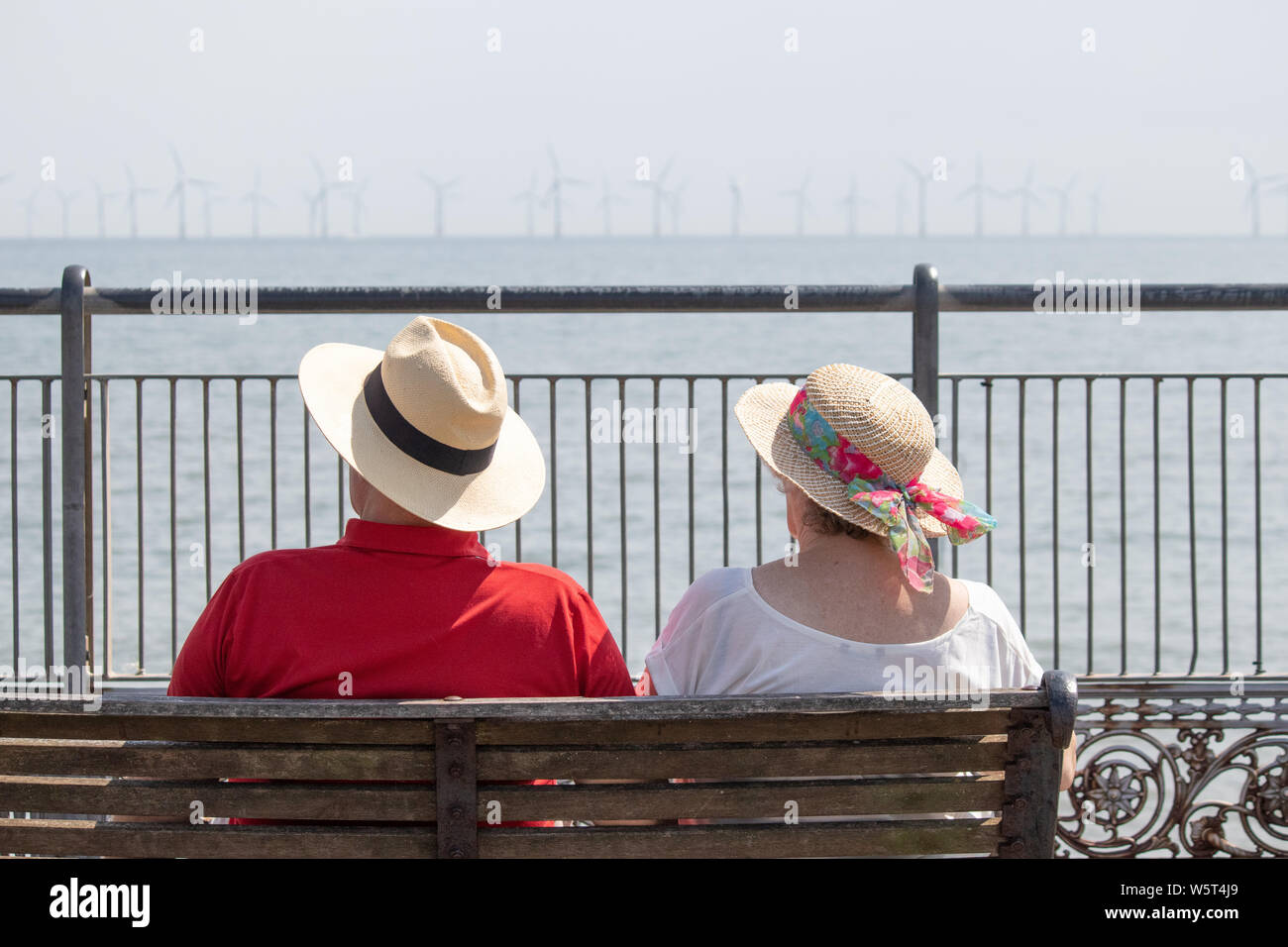 Tempo caldo a Skegness. Le persone alla fine del molo. Foto Stock