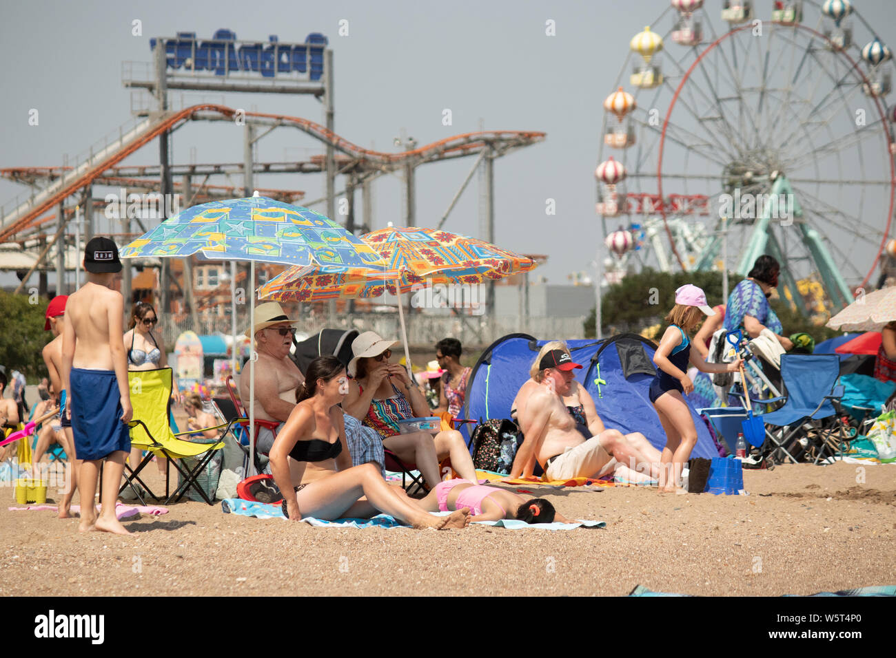 Tempo caldo a Skegness. Persone pranzo sulla spiaggia il giorno più caldo dell'anno. Foto Stock