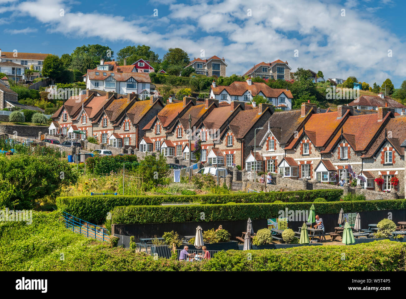 Una pittoresca fila di case lungo 'Prati' in East Devon villaggio sul mare di birra. Foto Stock