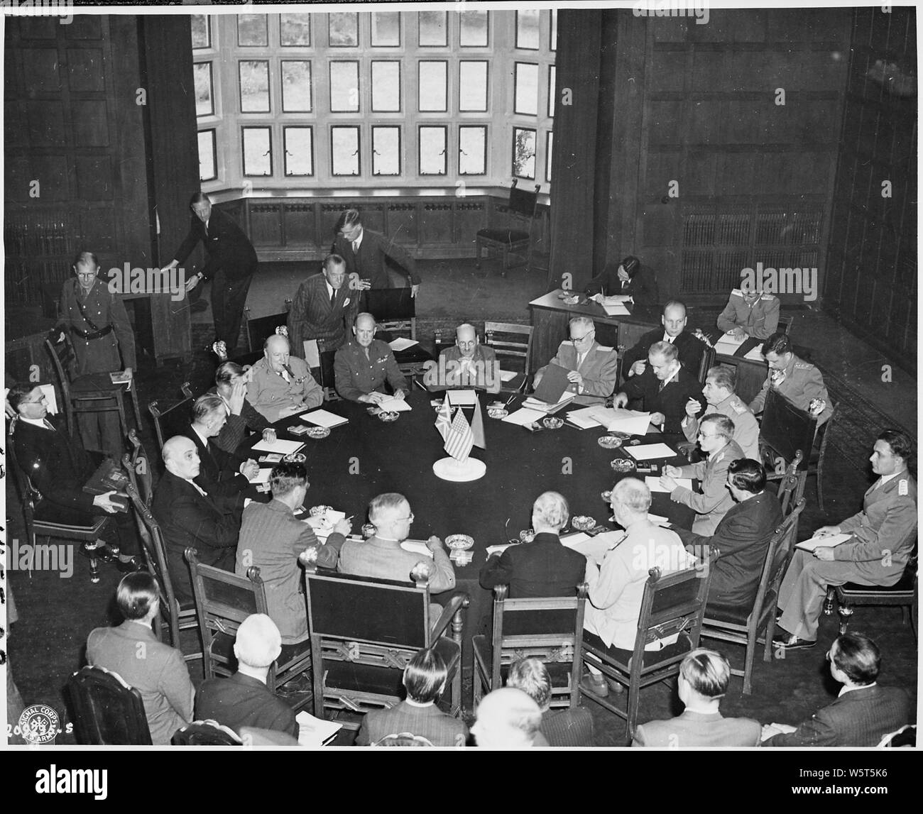 Sessione di apertura della Conferenza di Potsdam in Potsdam, Germania. Il presidente Harry Truman è seduto in primo piano (torna alla telecamera). Repubbliche Primo Ministro Josef Stalin è a destra. Il Primo ministro inglese Winston Churchill si trova a sinistra. Il segretario di Stato James Byrnes è seduto alla destra del Presidente Truman. Adm. William Leahy è insediato due a destra del Presidente Truman. Il ministro degli esteri britannico Anthony Eden si trova a sinistra di Winston Churchill. Il ministro degli esteri sovietico Vyacheslav Molotov è a sinistra del primo ministro di Stalin. Foto Stock