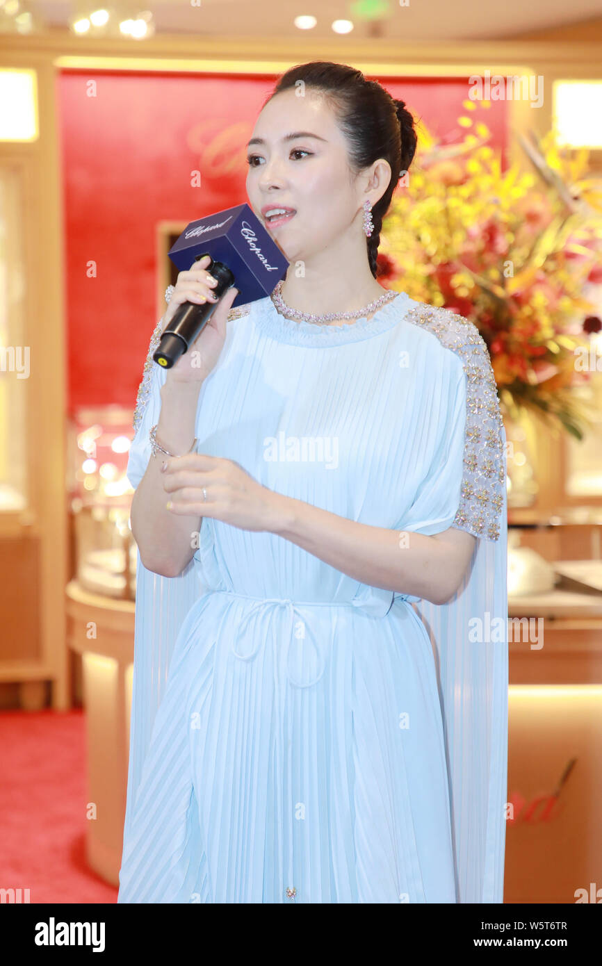 Attrice cinese Zhang Ziyi partecipa ad un evento promozionale per Chopard in Cina a Shanghai, 10 giugno 2019. Foto Stock