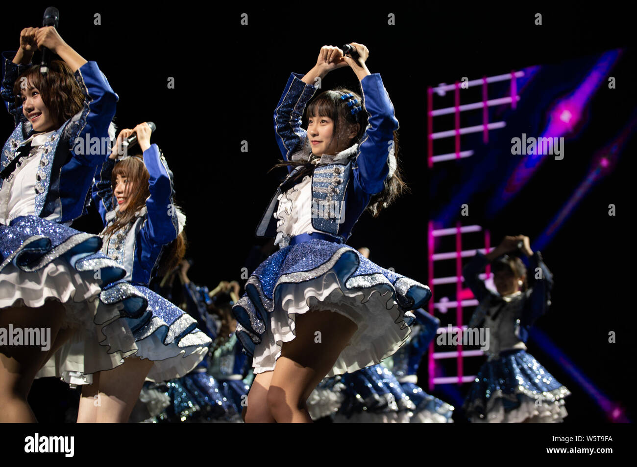 I membri di idolo cinese ragazza gruppo AKB48 Team SH, una sorella ufficiale del gruppo il idol giapponese ragazza gruppo AKB48, eseguire durante il loro debutto premere con Foto Stock