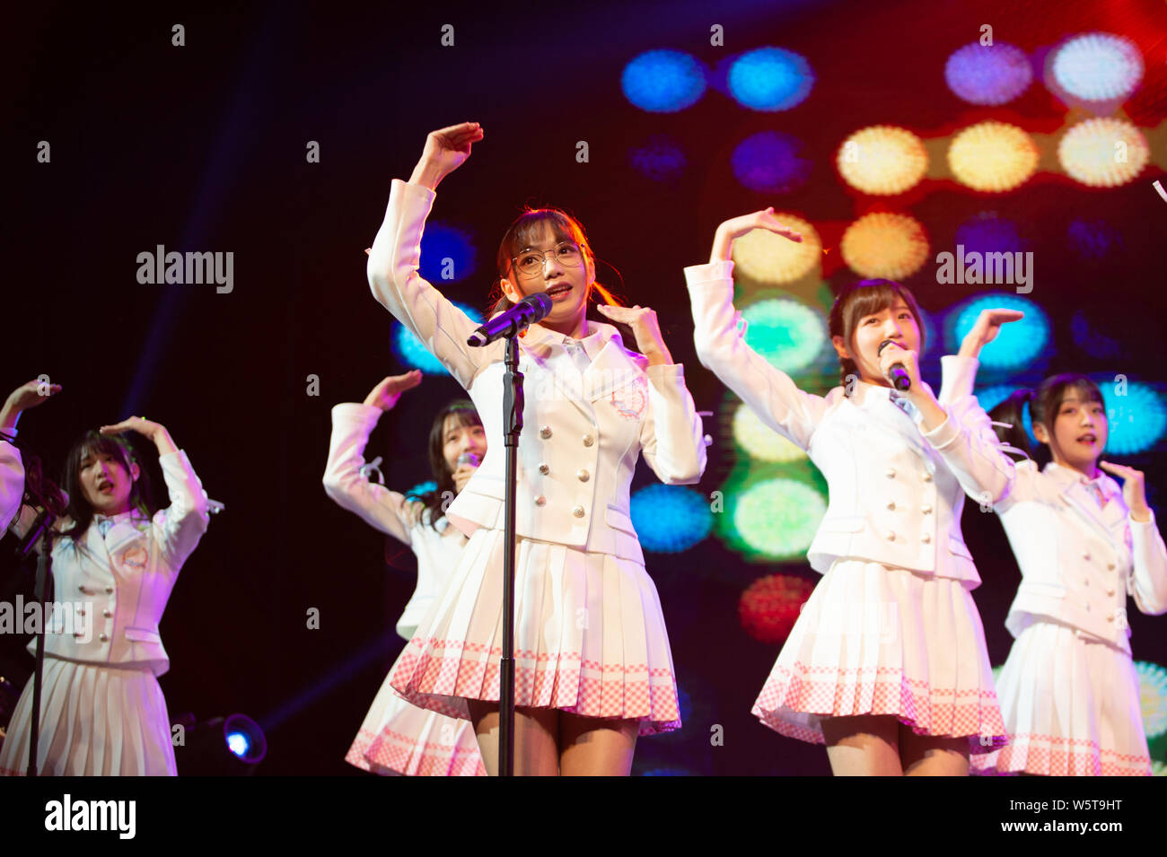 I membri di idolo cinese ragazza gruppo AKB48 Team SH, una sorella ufficiale del gruppo il idol giapponese ragazza gruppo AKB48, eseguire durante il loro debutto premere con Foto Stock