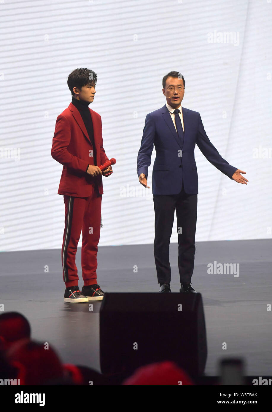 Il cantante e attore Jackson Yee o Yi Yangqianxi, a sinistra del ragazzo cinese TFBoys gruppo, ed egli la pista, la testa di Huawei Technologies' unità dello smartphone, atten Foto Stock