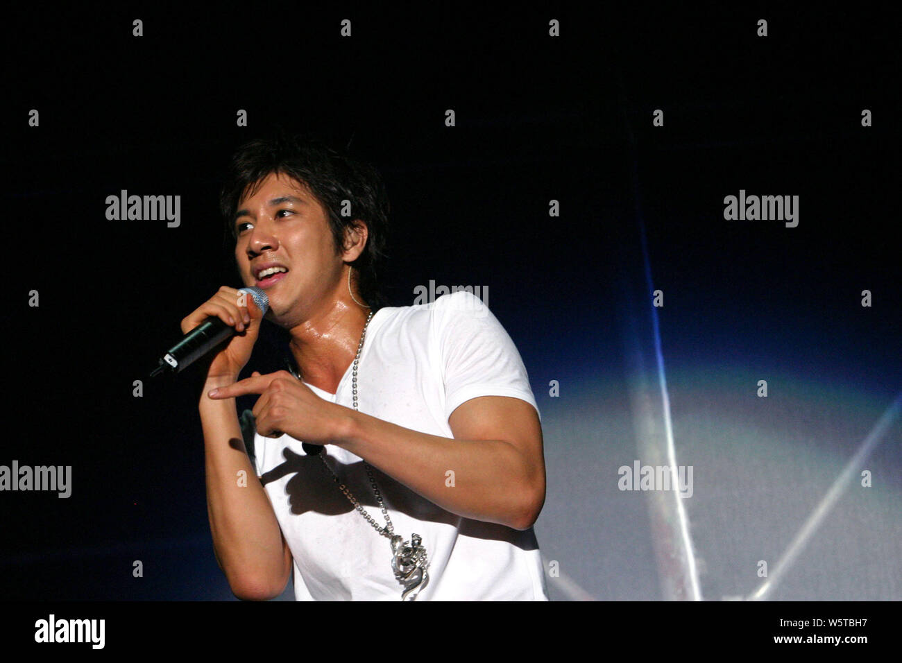 Cino-americano il cantante-cantautore Wang Leehom esegue presso il suo concerto a Shanghai in Cina, 25 giugno 2004. Foto Stock