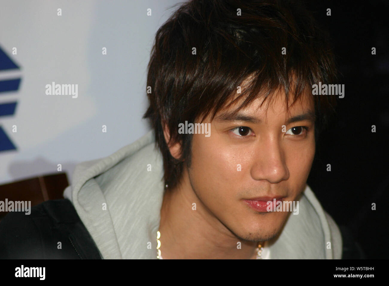 Cino-americano il cantante-cantautore Wang Leehom partecipa a una conferenza stampa per il suo nuovo album di musica a Pechino in Cina, 28 gennaio 2005. Foto Stock