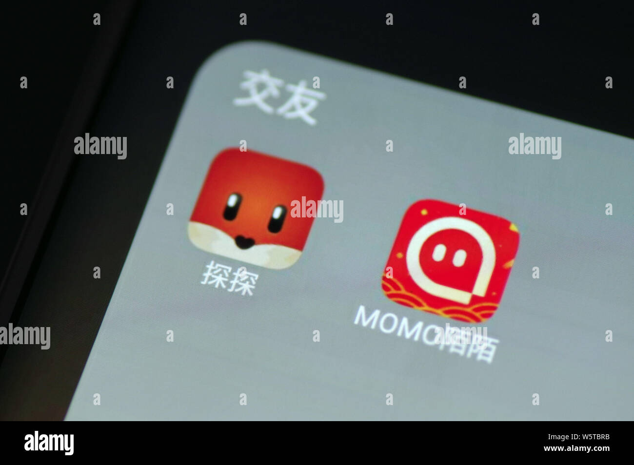 --FILE -- Visualizza le icone delle app mobile di mobile piattaforma di social networking Momo, destra e Tantan su uno smartphone in Ji'nan city, est della Cina di Shan Foto Stock
