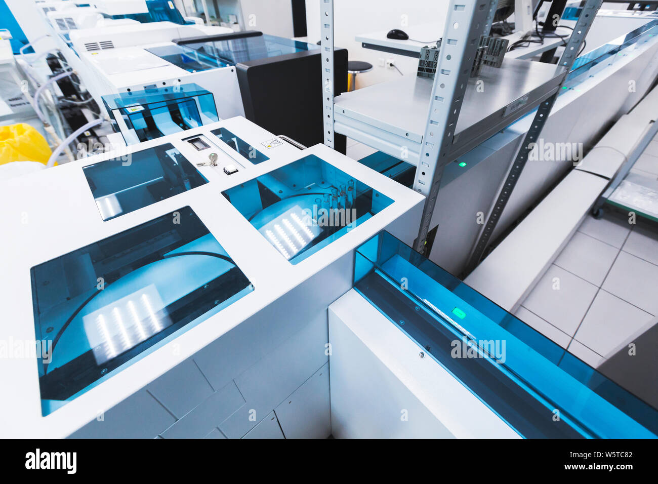 I campioni di sangue si muovono sul vassoio di pre-sistema analitico. Laboratorio clinico e la banca del sangue, completamente automatizzata attrezzature Foto Stock