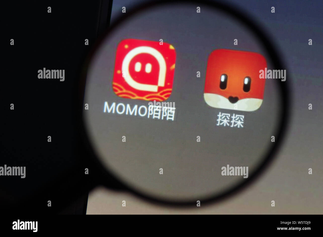--FILE -- Visualizza le icone delle app mobile di mobile piattaforma di social networking Momo, destra e Tantan su uno smartphone in Ji'nan city, est della Cina di Shan Foto Stock