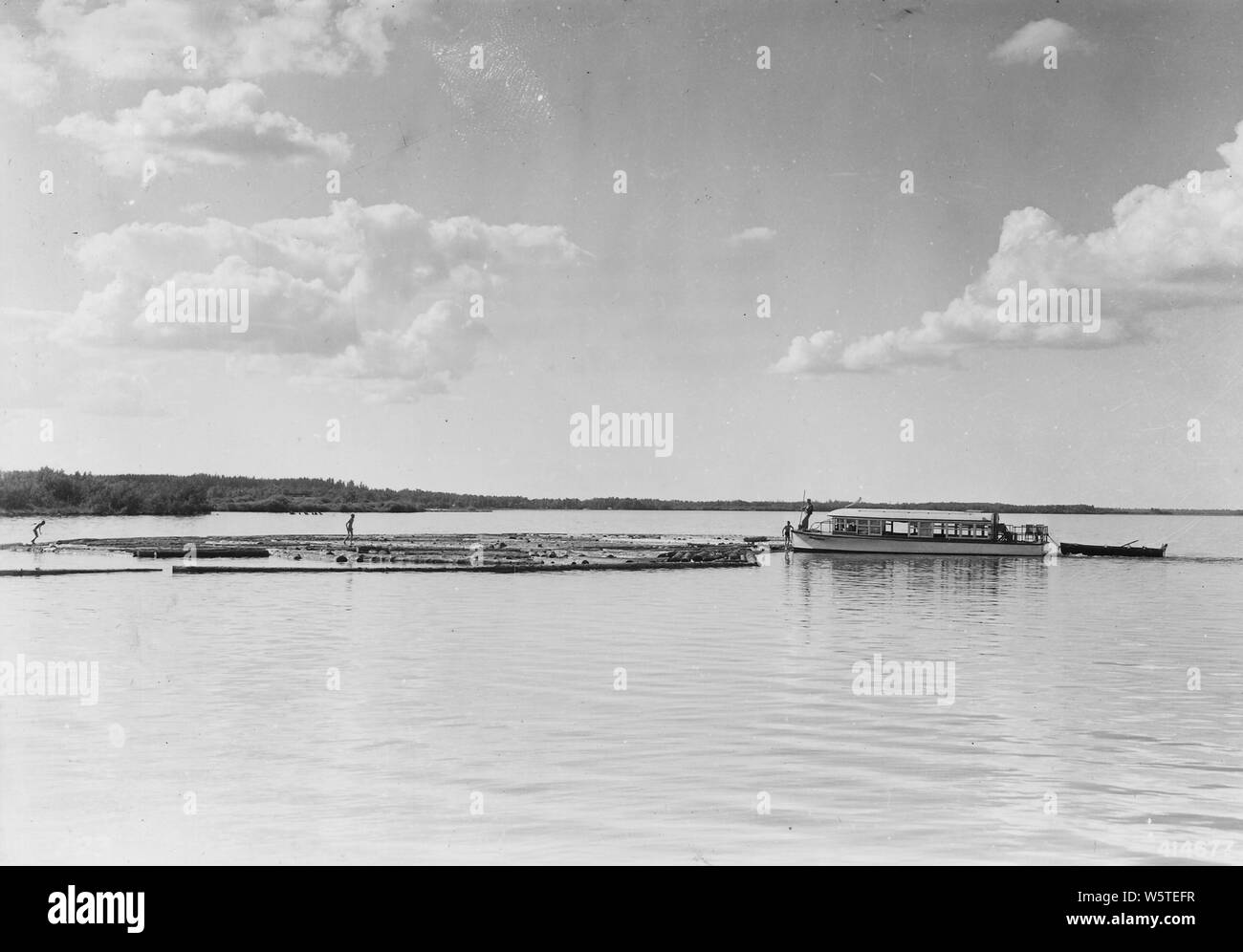 Fotografia di bracci trainato da barca a motore, campo di applicazione e il contenuto: didascalia originale: bracci fino a 100.000 bd ft. erano trainate da barche a motore. Lago cass. Foto Stock