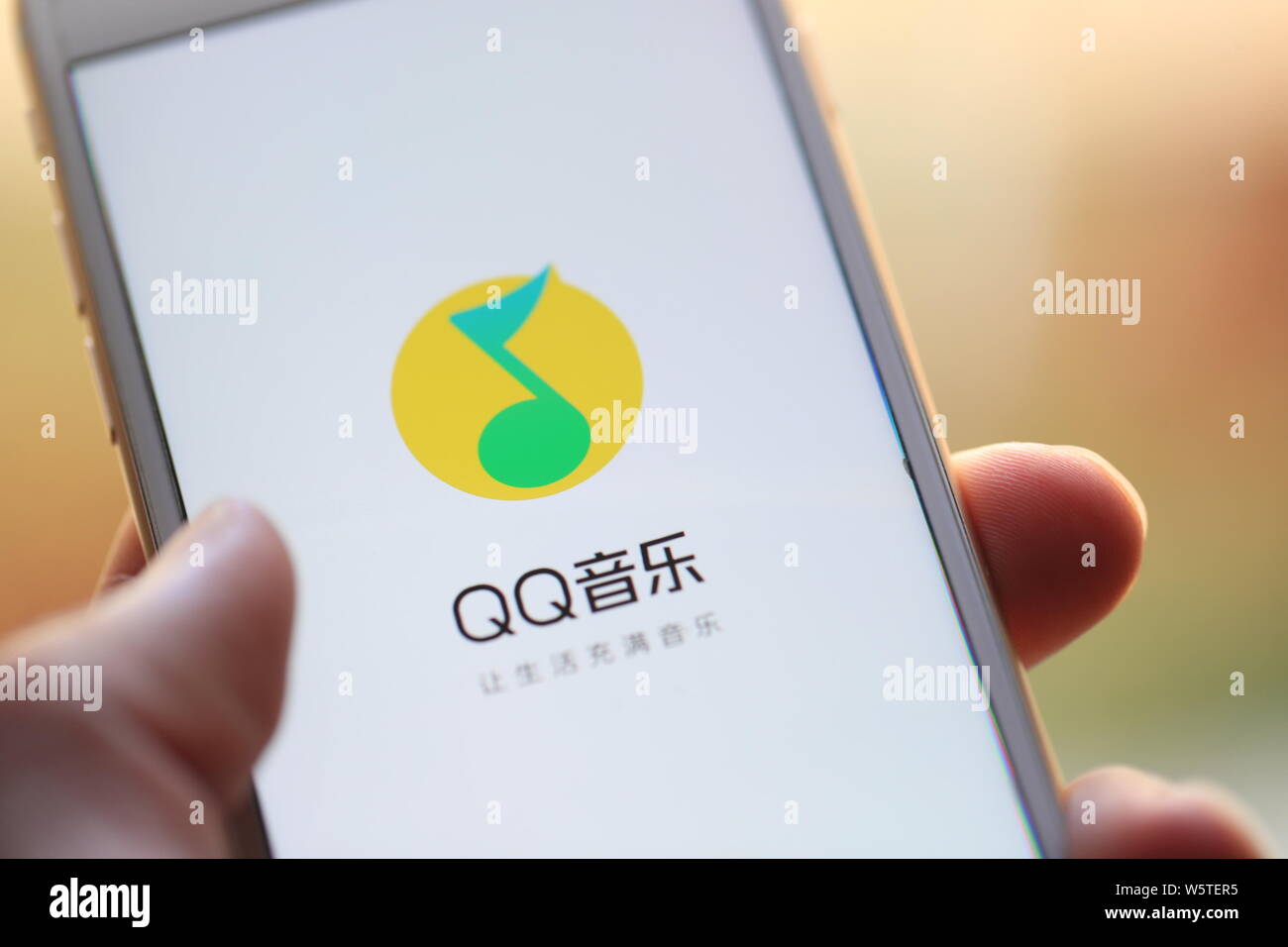 Un cinese residente utilizza l'app di QQ Musica di Tencent Music Entertainment Group (TME) sul suo smartphone in Cina a Shanghai, 5 dicembre 2018. Azioni Foto Stock