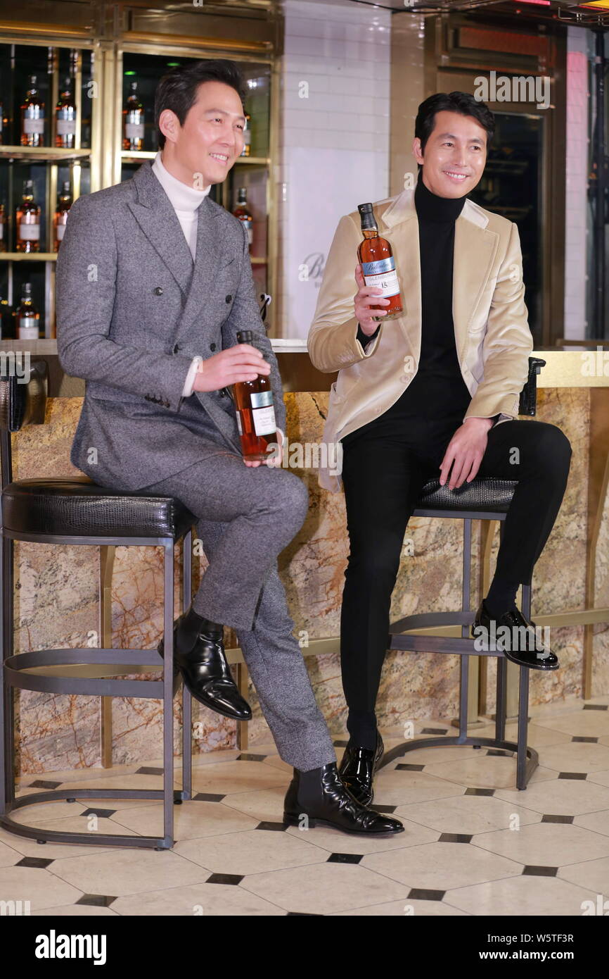 Sud attore coreana Jung Woo-sung, destra e Lee Jung-jae partecipare ad un evento promozionale a Seul, Corea del Sud, 6 dicembre 2018. Foto Stock