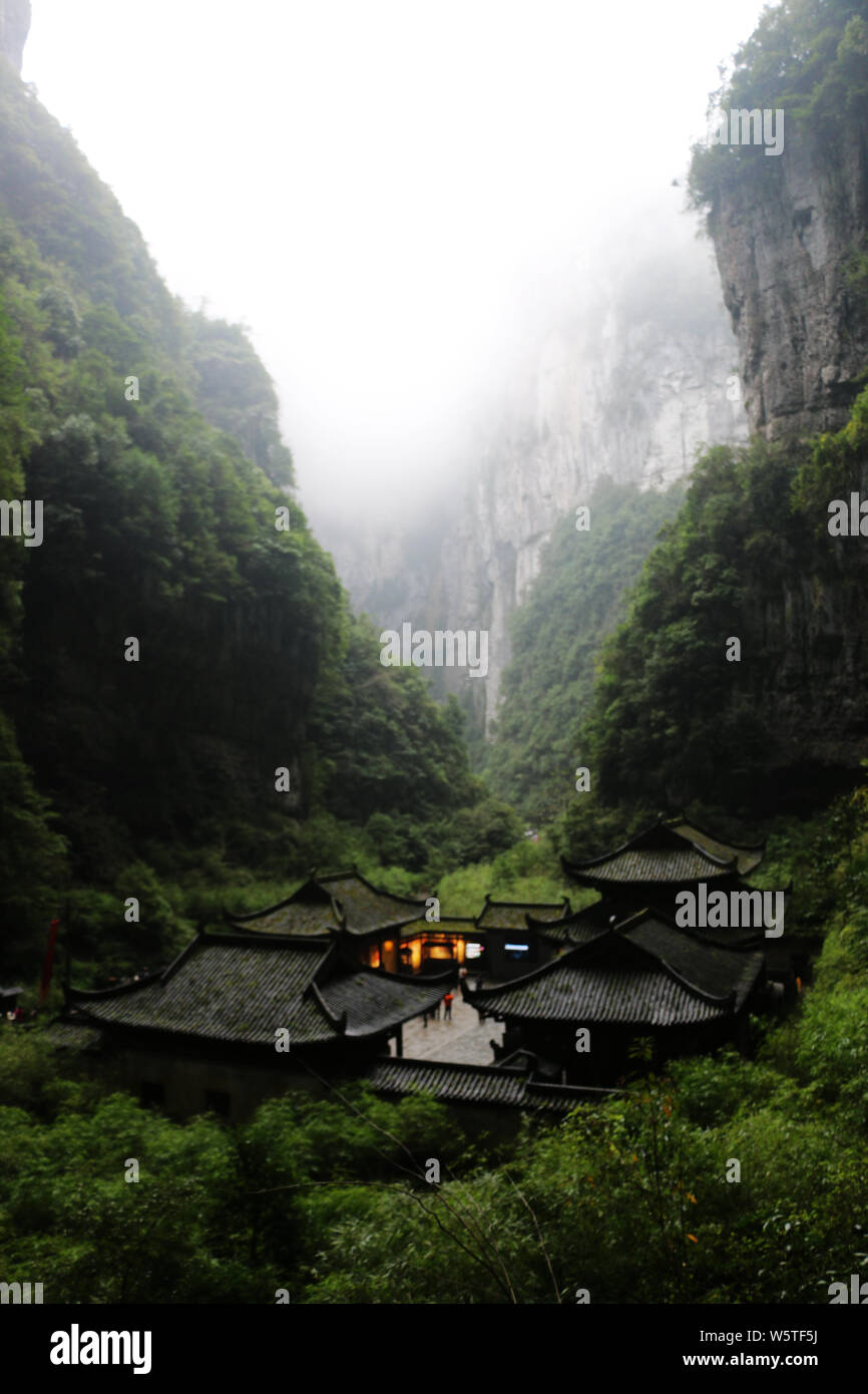 Scenario di tre ponti naturali Geoparco nazionale (Tian Keng San Qiao) in città Xiannushan, Wulong county, Chongqing, la Cina, il 5 dicembre 2018. Thr Foto Stock