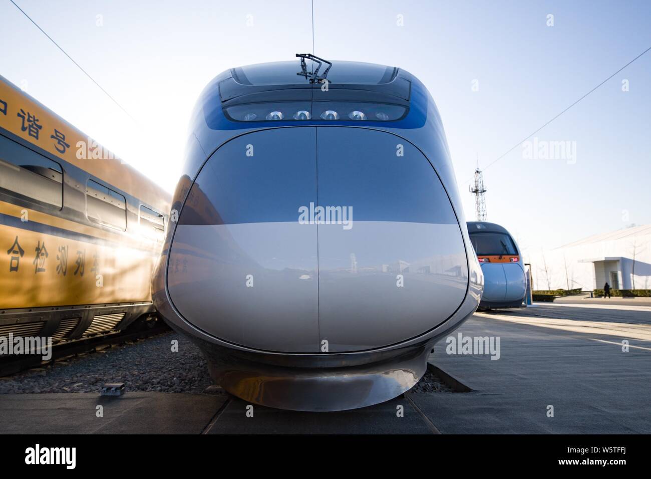 In questa foto non datata, la CRH6F-A Fuxing treno intercity è visualizzato in corrispondenza della ferrovia nazionale di Test Center a Pechino in Cina. Ferrovie in Cina autore Foto Stock