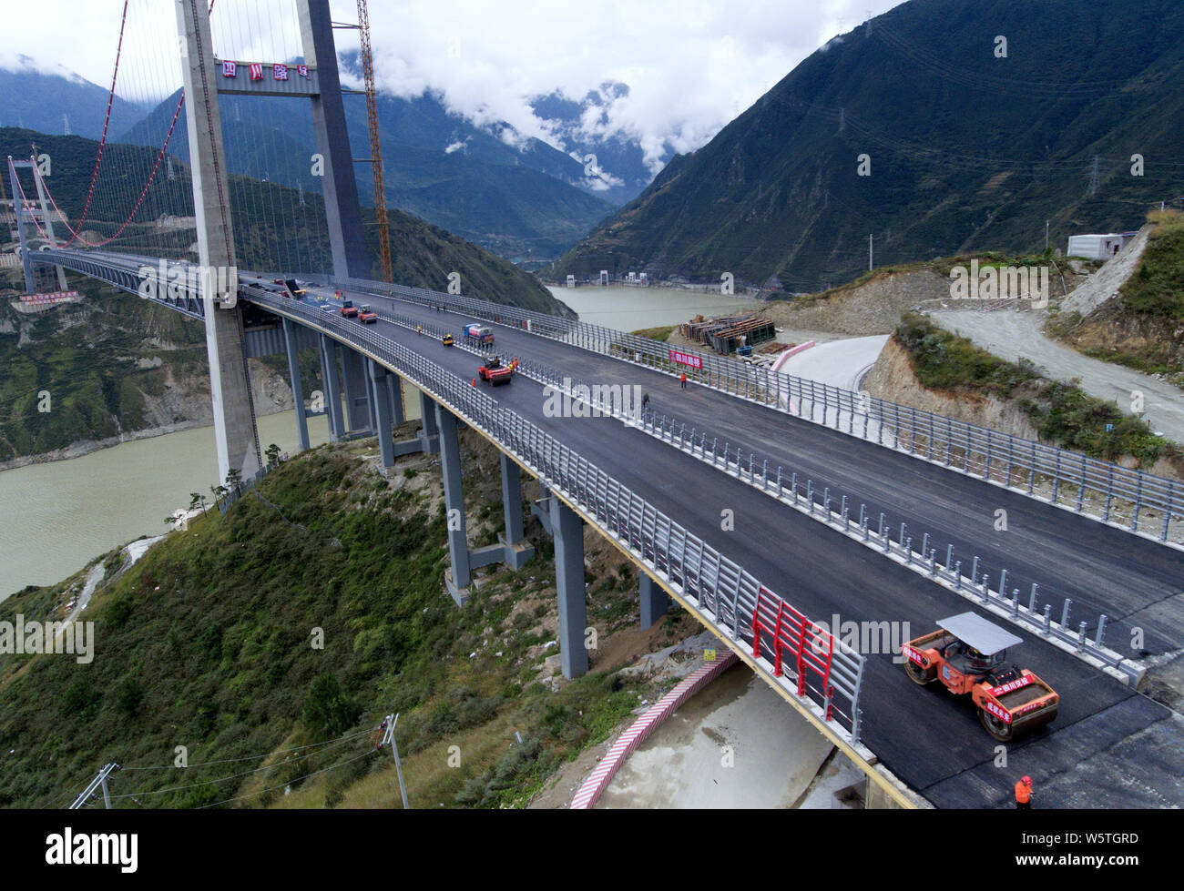 Il ponte Xingkangte su una superstrada che collega Ya'una città e contea di Kangding è sotto costruzione sopra il fiume Dadu in Luding county, Ganzi Tibeta Foto Stock