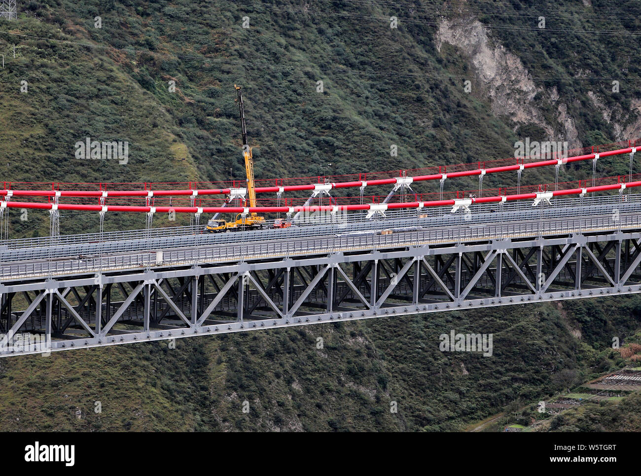 Il ponte Xingkangte su una superstrada che collega Ya'una città e contea di Kangding è sotto costruzione sopra il fiume Dadu in Luding county, Ganzi Tibeta Foto Stock