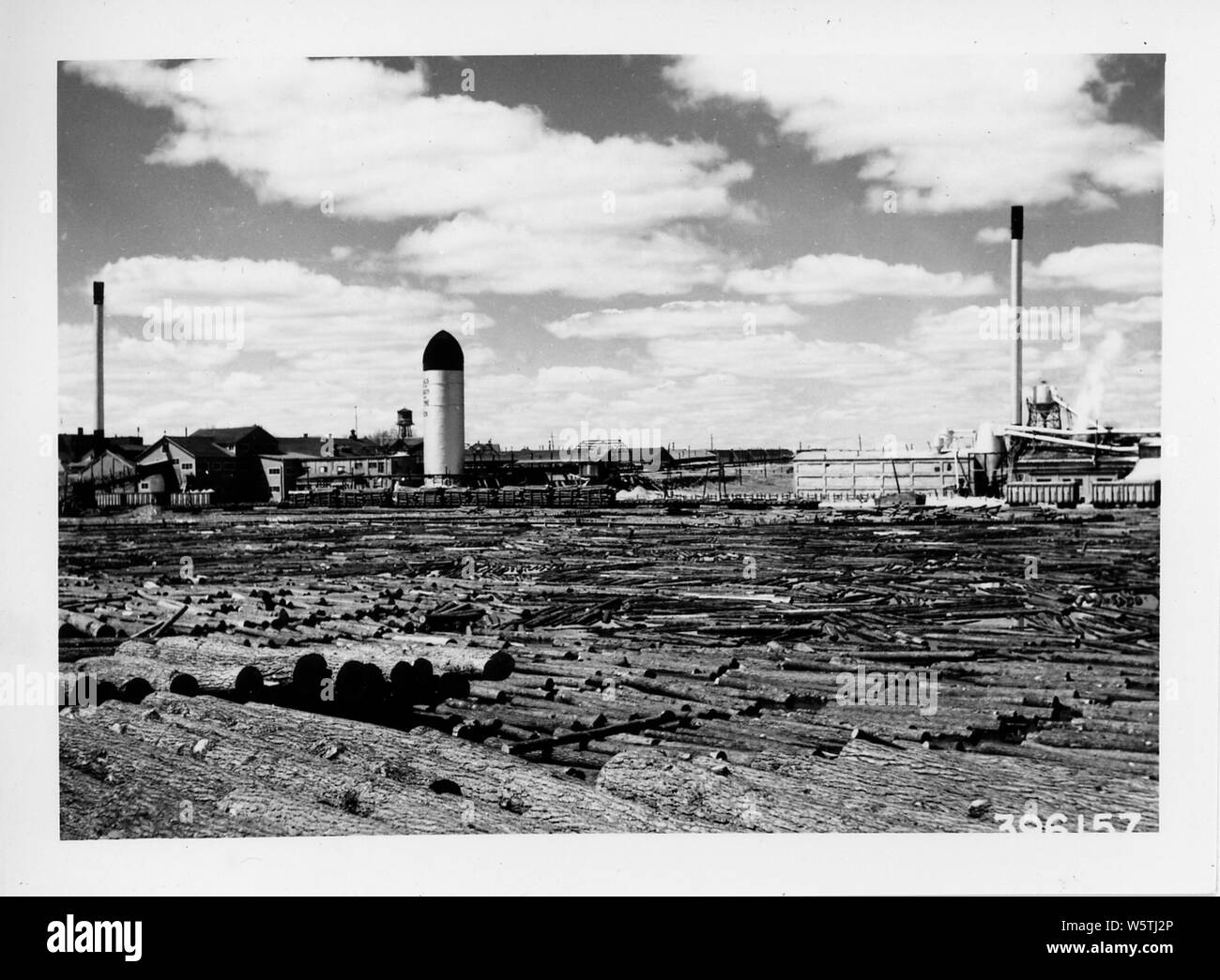 Fotografia di Edward J. Hines Segheria e mulino di finitura; Portata e contenuto: didascalia originale: EDW. J. Hines Segheria e mulino di finitura. Hines Lumber Co. e Roddis Lumber Co. Flambeau fiume al Parco Cascate. Foto Stock