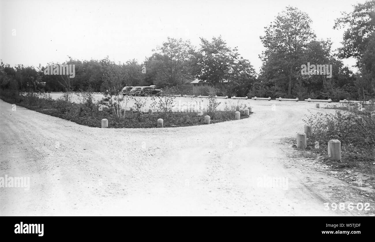 Fotografia di strada di accesso; l'ambito e il contenuto: didascalia originale: Entrance road, area parcheggio per 180 automobili e del by-pass. Bene la ghiaia e terra battuta, posto di guardia e rampa per una regolamentazione efficace ed economica ancora paesaggio artistico piantagione di wildings. Foto Stock