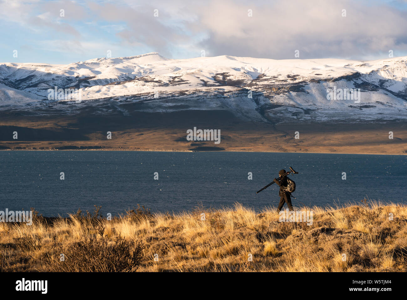 Una guida a Piedi nel Parco Nazionale di Torres del Paine che trasportano un cannocchiale Foto Stock