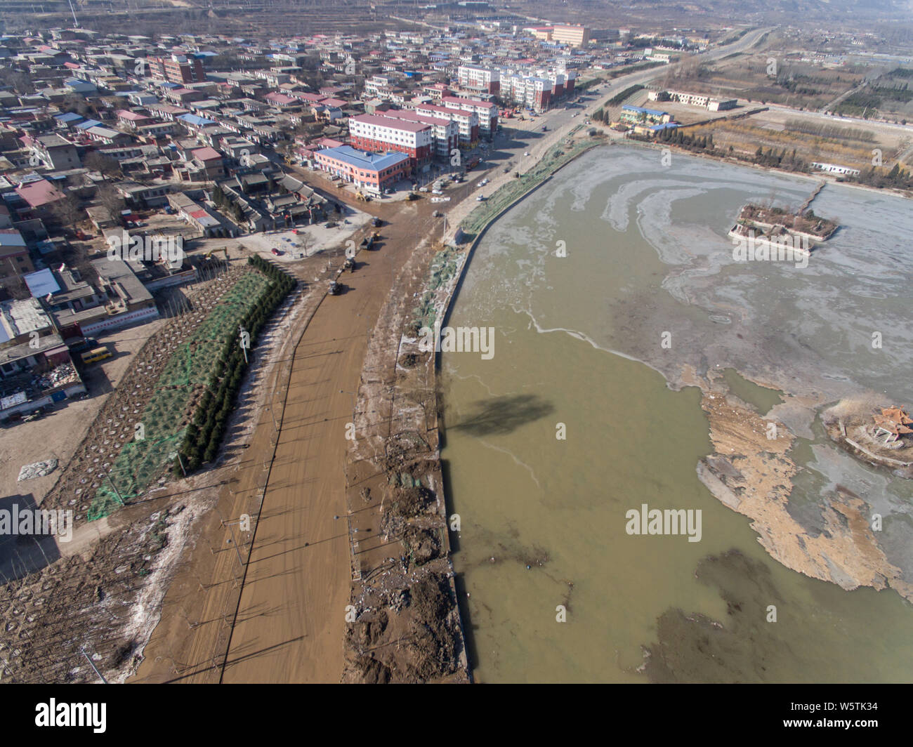 Un lago artificiale è riempito con acqua dopo una perdita del Fiume Giallo e progetto di deviazione del serbatoio Huyan, un'acqua conservancy facility, in Taiyua Foto Stock