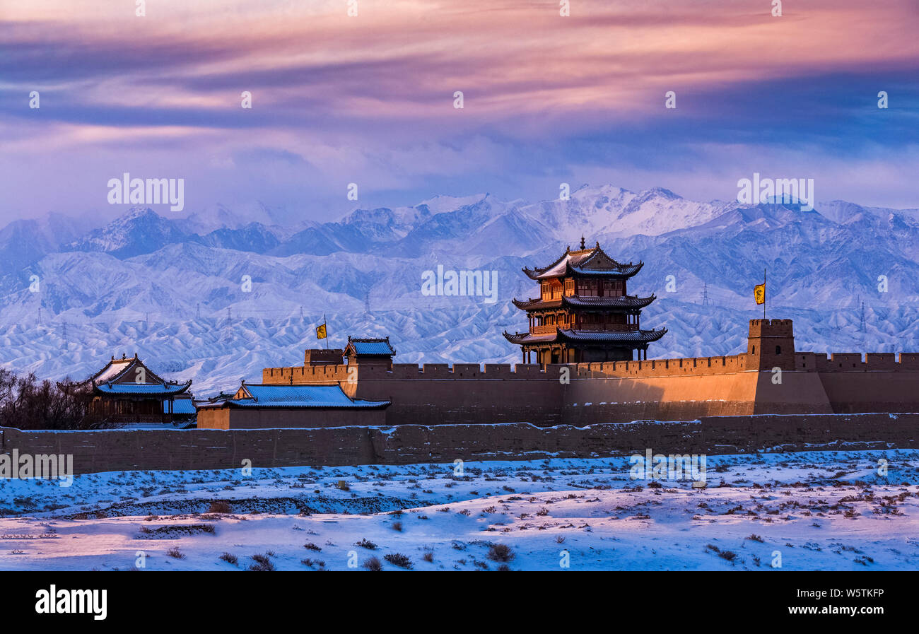 Il paesaggio di Jiayu Pass o Jiayuguan dopo la nevicata in città Jiayuguan, a nord-ovest della Cina di provincia di Gansu, 23 dicembre 2018. Foto Stock