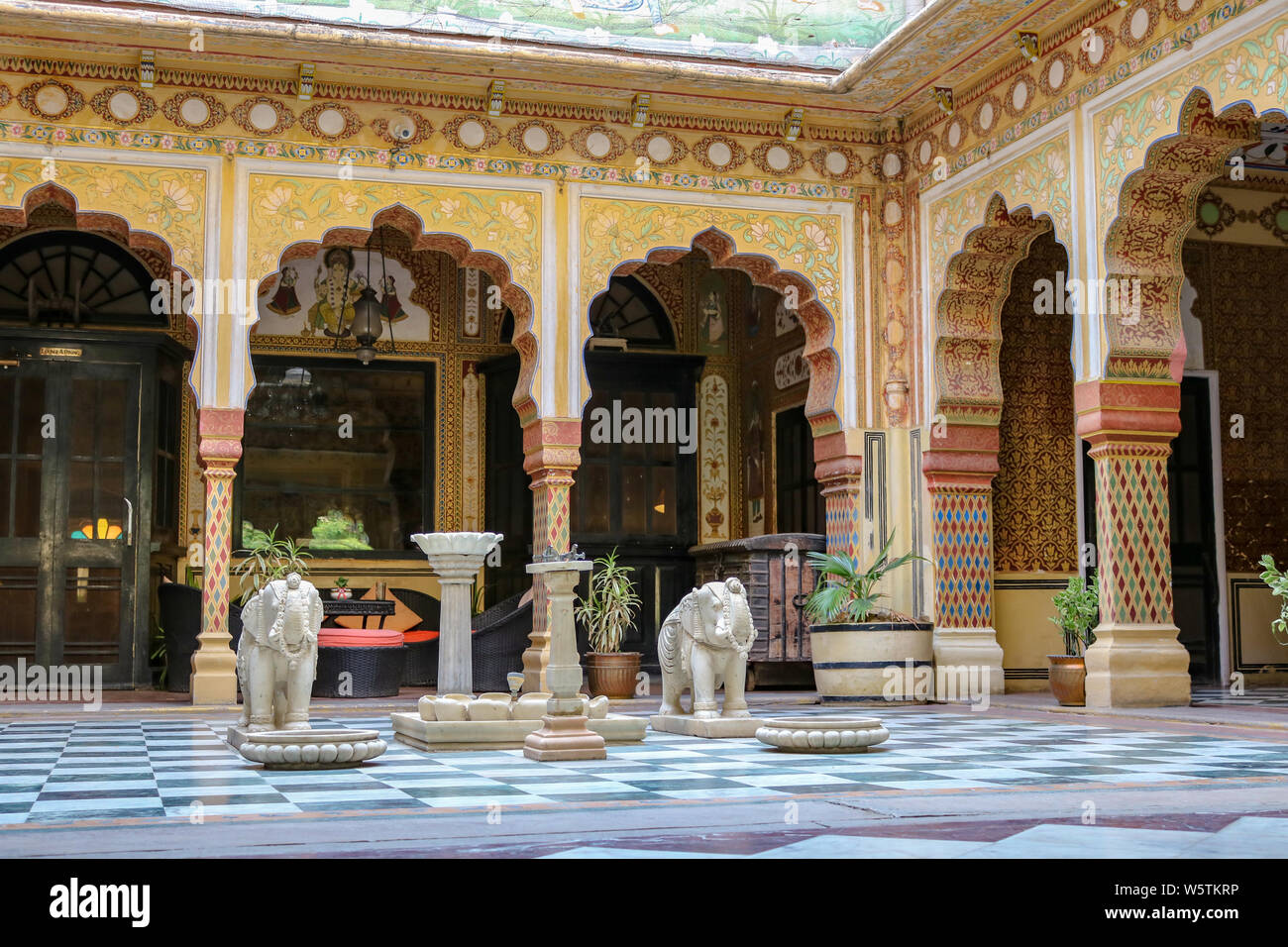 Cortile del Palazzo di Bissau con ornamenti e statue di elefante, Jaipur, India Foto Stock