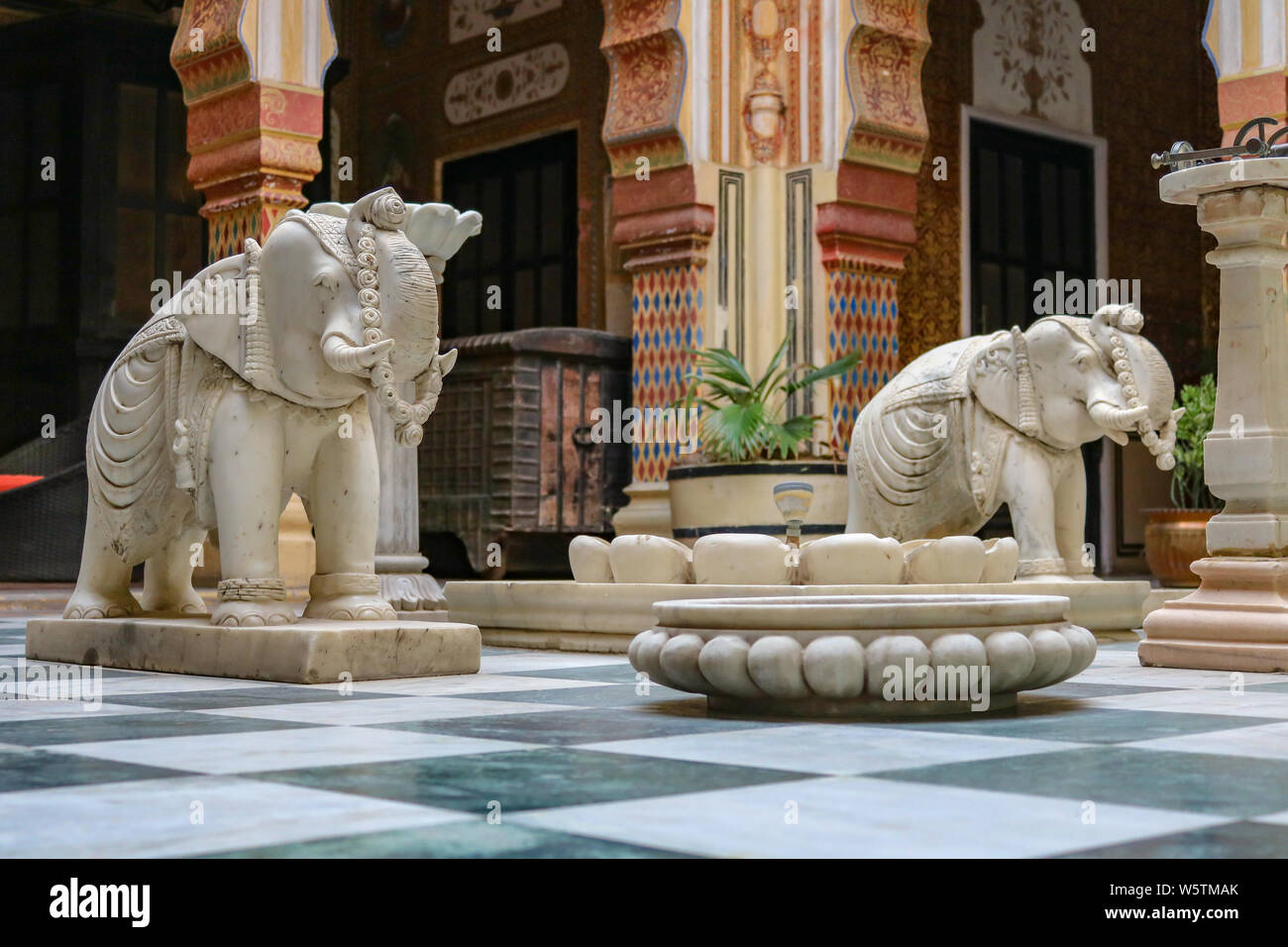 Cortile del Palazzo di Bissau con ornamenti e statue di elefante, Jaipur, India Foto Stock