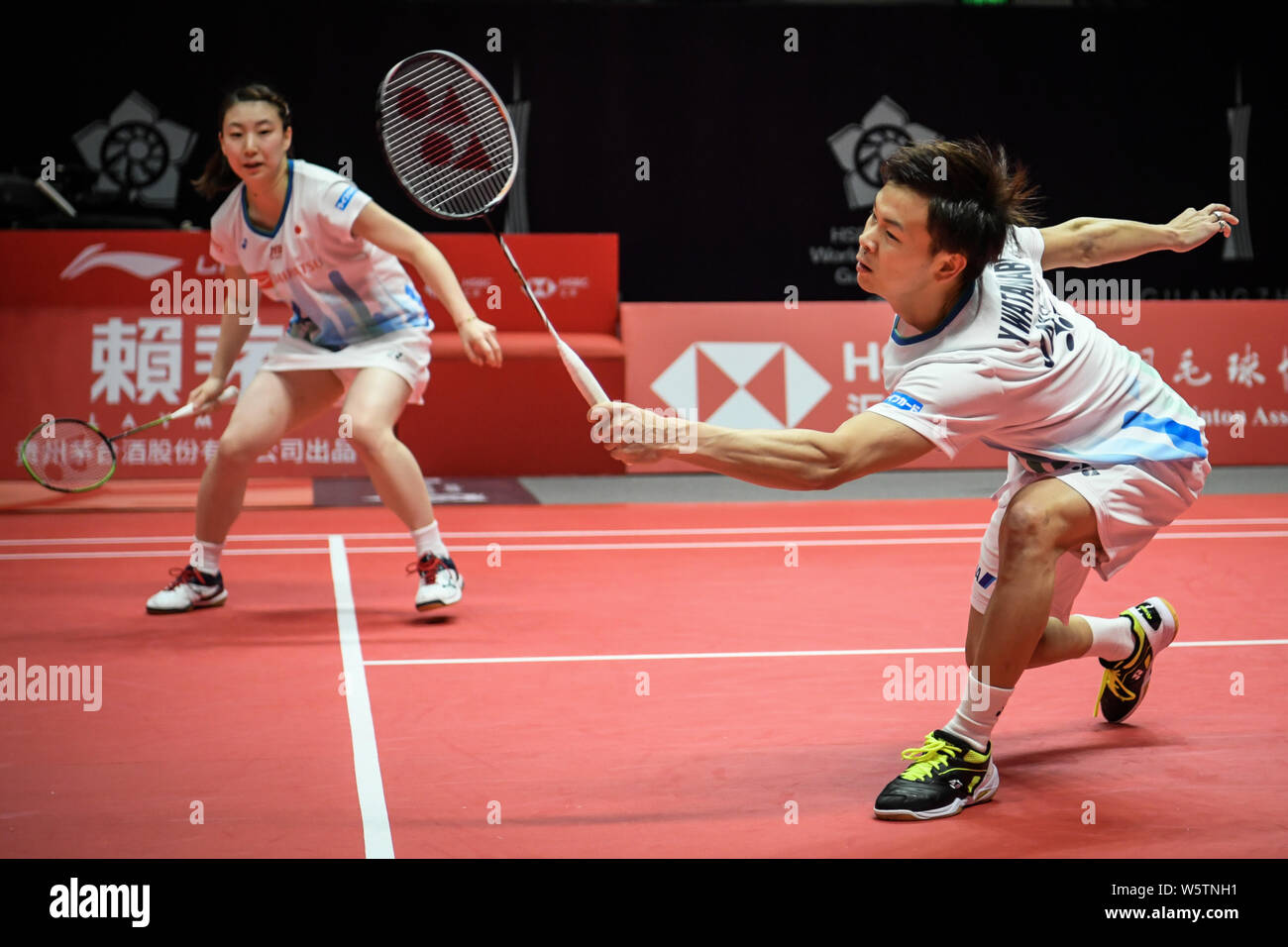Yuta Watanabe e Arisa Higashino di ritorno in Giappone un colpo al Hafiz Faizal e Gloria Emanuelle WIDJAJA: risultati nei dell Indonesia nei loro doppi misti Gruppo B matc Foto Stock