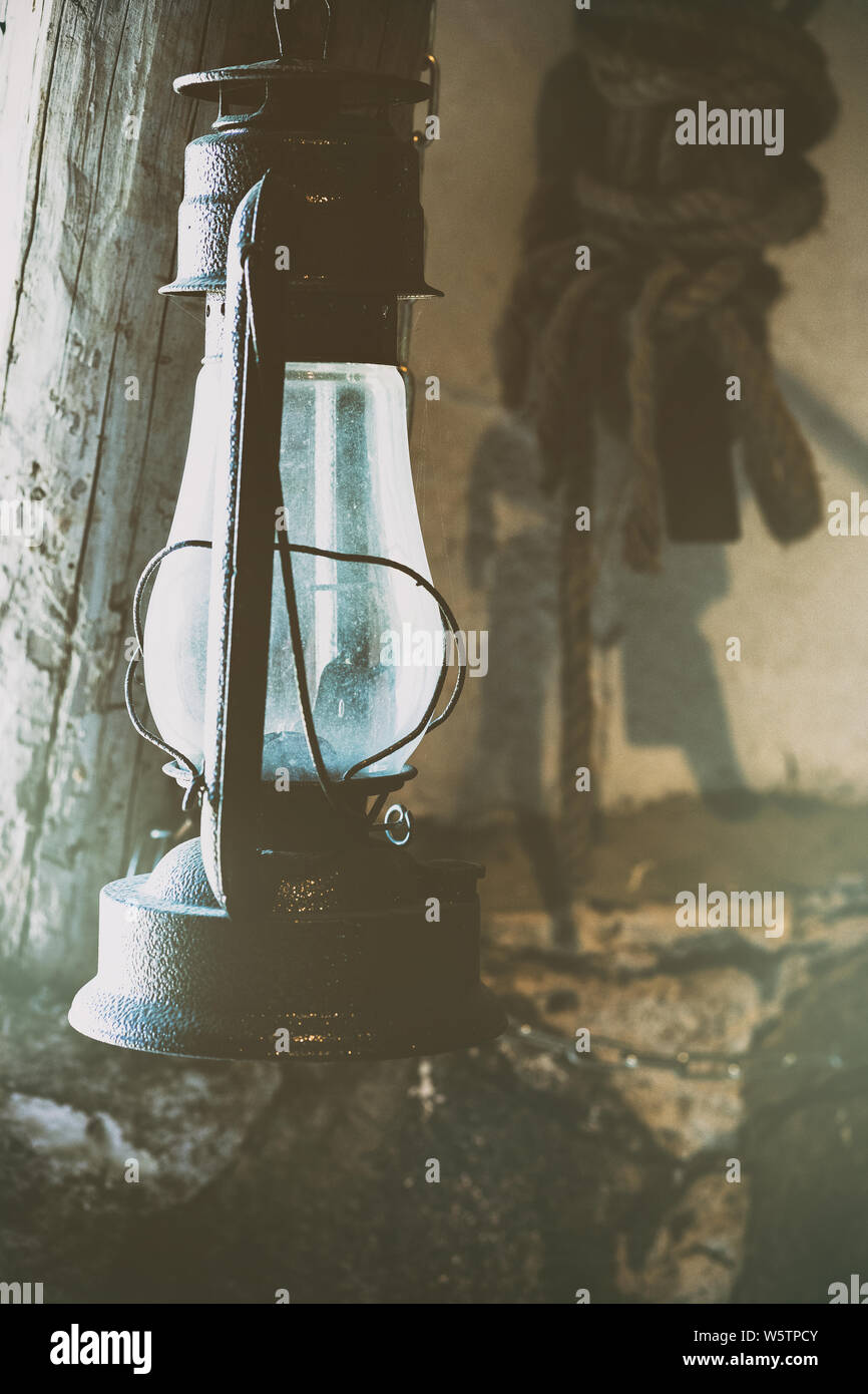 Vintage lampada di kerosene nel capannone sullo sfondo della parete con una corda Foto Stock