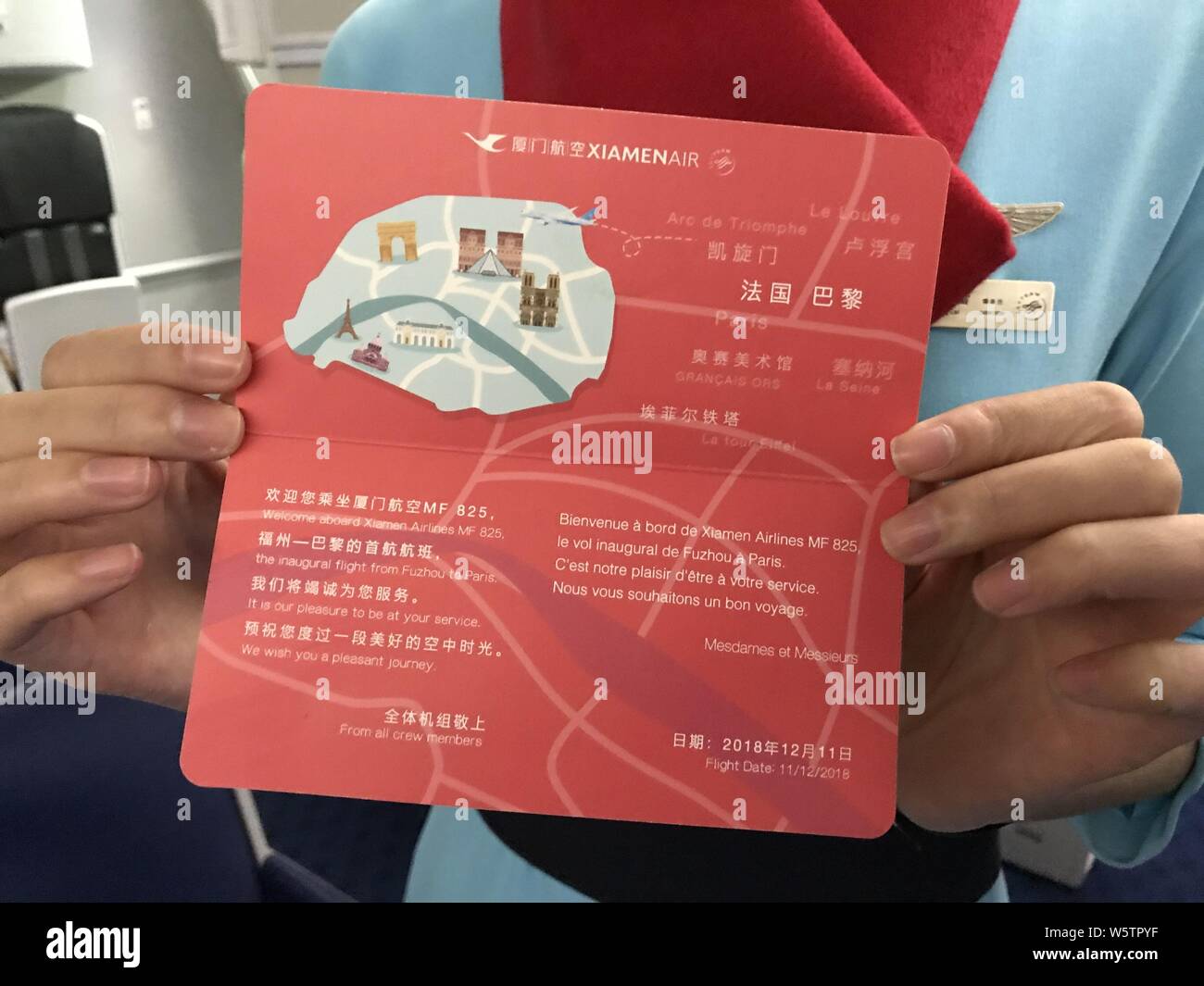 Un Cinese membro di equipaggio mostra i luoghi di interesse turistico di Parigi in un Boeing 787-9 aereo jet da eseguire su recentemente inaugurato il volo diretto tra Parigi e Fuzhou Foto Stock