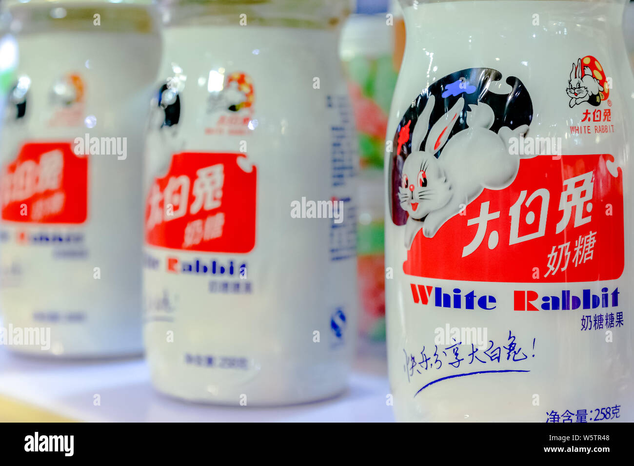 --FILE--coniglio bianco cremoso caramelle sono in vendita presso un negozio in Cina a Shanghai, 17 marzo 2016. La Warner Brothers' Bugs Bunny può facilmente offuscare la sua fe Foto Stock