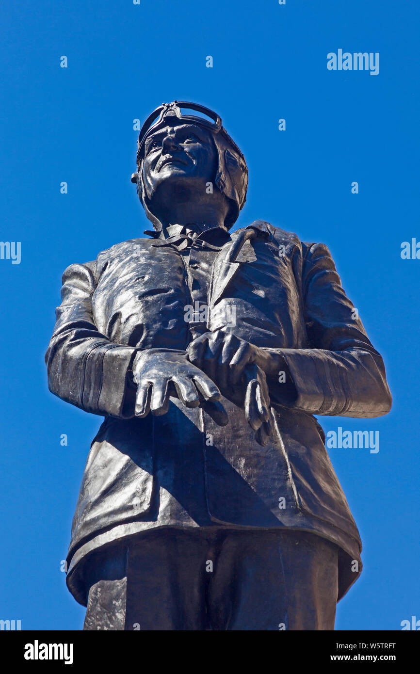 London, Westminster. La statua in bronzo di AIR CHIEF MARSHAL Sir Keith Park a Waterloo Place. Foto Stock