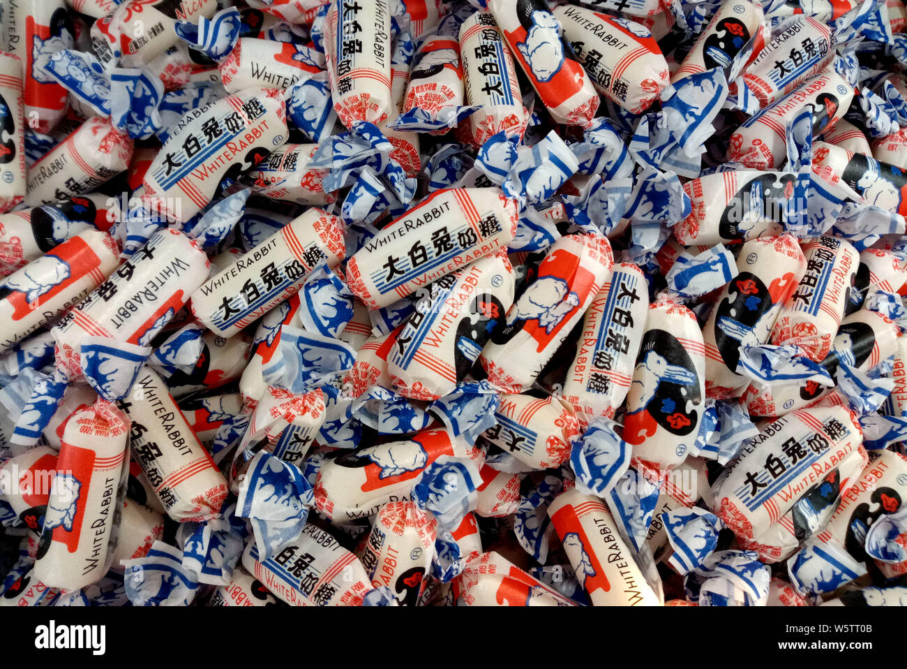 --FILE--coniglio bianco cremoso caramelle sono in vendita presso un negozio in Cina a Shanghai, 11 febbraio 2018. La Warner Brothers' Bugs Bunny può facilmente offuscare il suo Foto Stock