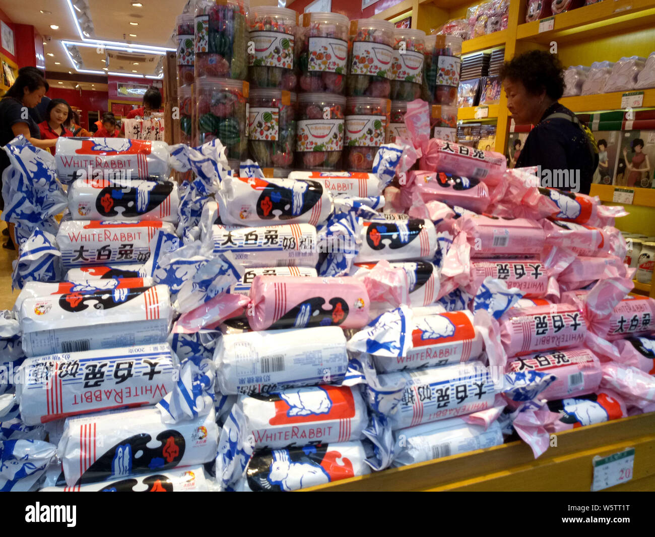--FILE--coniglio bianco cremoso caramelle sono in vendita presso un negozio in Cina a Shanghai, 11 febbraio 2018. La Warner Brothers' Bugs Bunny può facilmente offuscare il suo Foto Stock