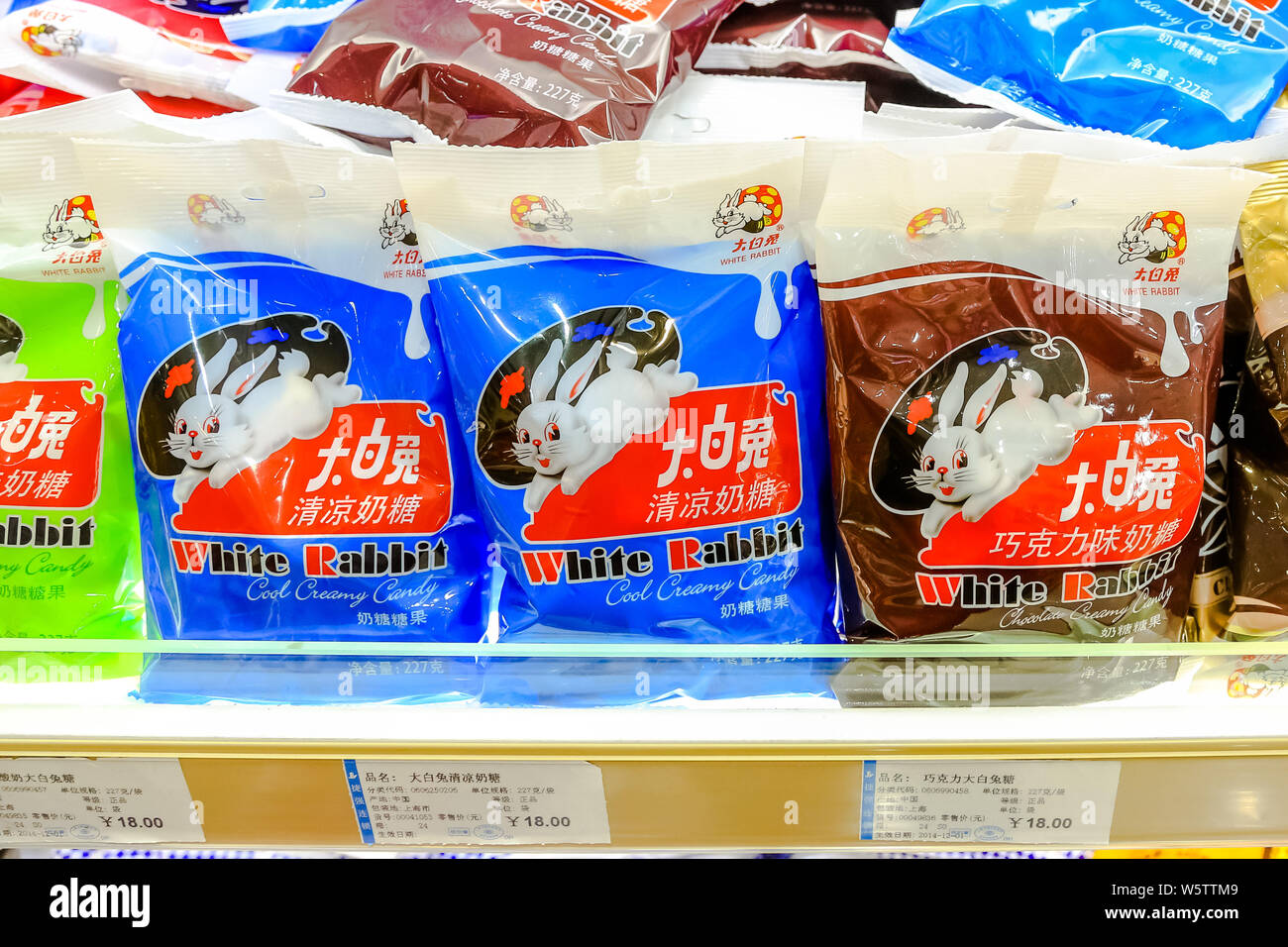 --FILE--coniglio bianco cremoso caramelle sono in vendita presso un negozio in Cina a Shanghai, 17 marzo 2016. La Warner Brothers' Bugs Bunny può facilmente offuscare la sua fe Foto Stock