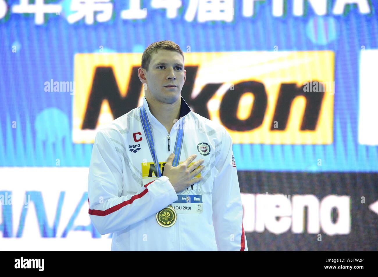 Ryan Murphy di America sorge come loro inno nazionale è svolto durante le cerimonie degli uomini 100m Backstroke Finale al XIV FINA mondiale di nuoto Foto Stock