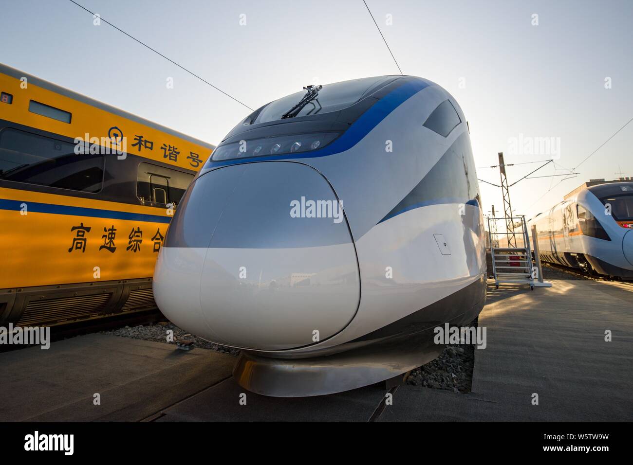 In questa foto non datata, la CRH6F-A Fuxing treno intercity è visualizzato in corrispondenza della ferrovia nazionale di Test Center a Pechino in Cina. Ferrovie in Cina autore Foto Stock