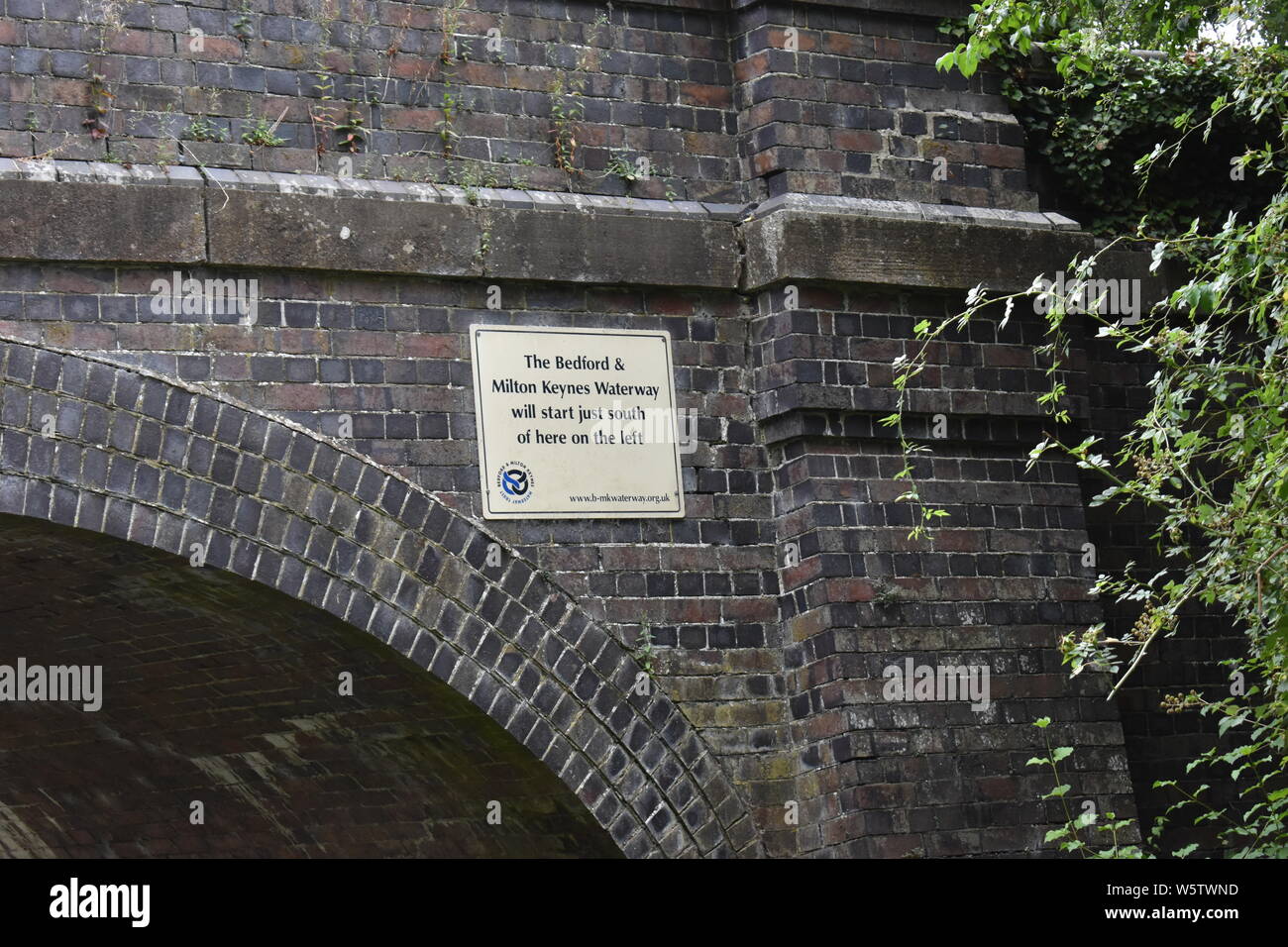 Segno sul ponte che segna l'inizio del Bedford e Milton Keynes per via navigabile. Foto Stock