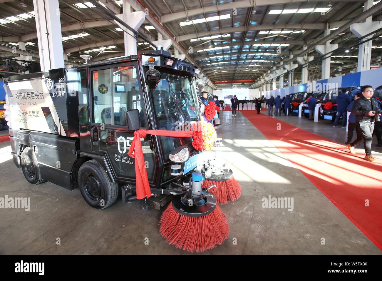 Un azionamento autonomo igiene veicolo co-sviluppato da Baidu non presidiato della piattaforma di guida di Apollo e di guida autonoma sviluppatore iDriverPlus di Pechino Foto Stock