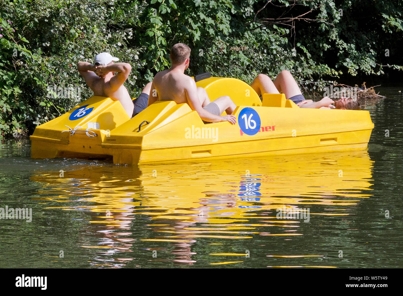 23/07/2019. Battersea, Londra, Regno Unito. Persone su un pedalò in Battersea Park a Londra durante una ondata di caldo in tutto il Regno Unito. Foto Stock