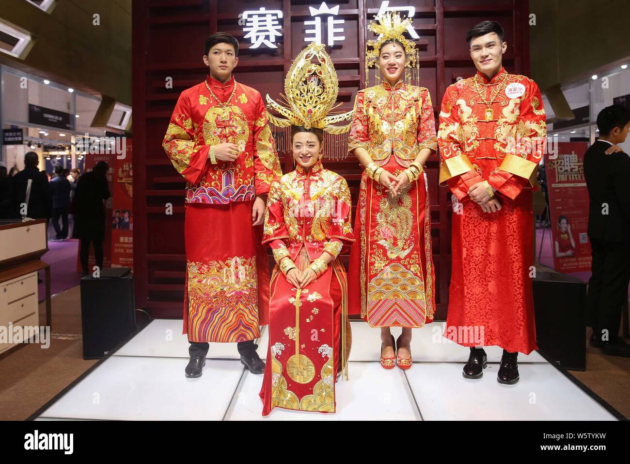 Visualizzazione modelli di ornamenti d'Oro al 2018 China International Jewellery Fair di Pechino, Cina, 13 dicembre 2018. Espositori provenienti da 23 paesi e re Foto Stock