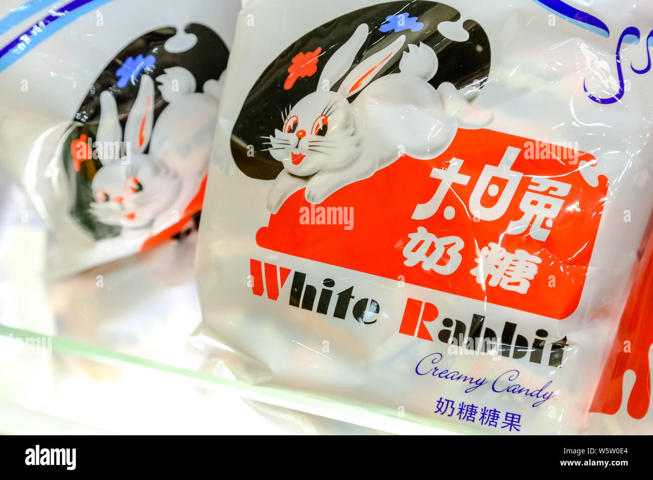 --FILE--coniglio bianco cremoso caramelle sono in vendita presso un negozio in Cina a Shanghai, 17 marzo 2016. La Warner Brothers' Bugs Bunny può facilmente offuscare la sua fe Foto Stock